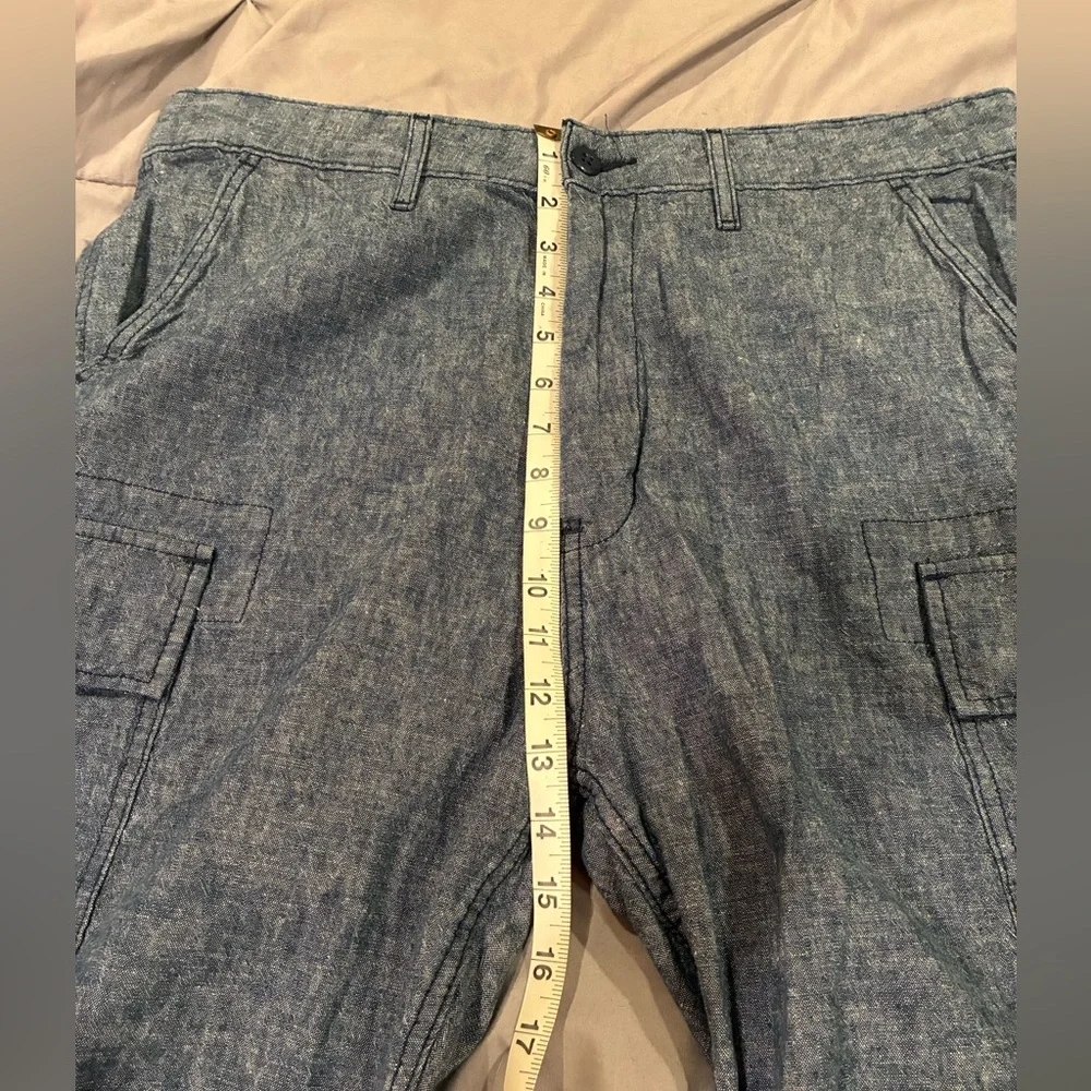 Vintage Levi’s Blue Cargo Shorts Relaxed Fit in size 34